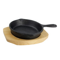 neuetischkultur mit Holzbrett Gusseisenpfanne neuetischkultur mit Holzbrett Gusseisenpfanne